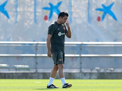 El técnico del FCBarcelona, Xavi Hernández, durante el entrenamiento que realiza la plantilla barcelonista antes del partido del domingo ante el Cádiz CF.