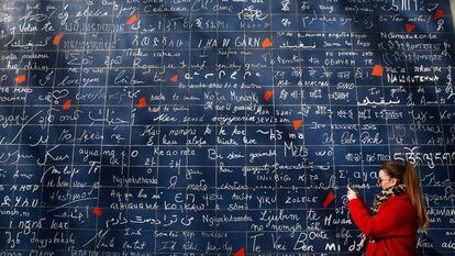 El "Muro de los te quiero", en París, combina la palabra 'amor' en muchos idiomas.