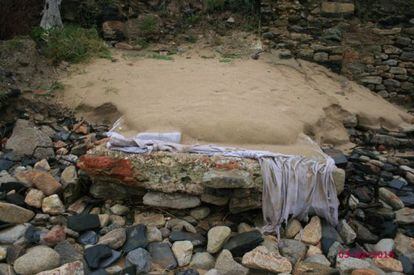 Única pila de salazón romana que sobrevive a los temporales en el yacimiento de Estabañón (Viveiro), protegida con geotextil y arena.