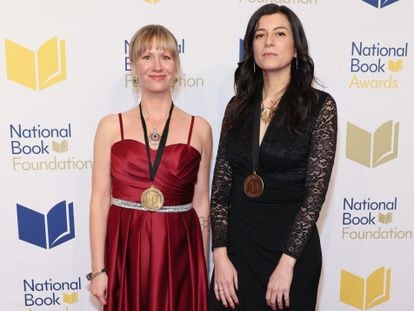 La escritora Samanta Schweblin (derecha) y la traductora Megan McDowell, durante la 73º entrega de premios en Nueva York.