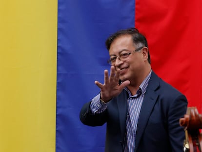 El presidente electo de Colombia Gustavo Petro saluda a sus seguidores durante el acto de entrega de la credencial que lo acredita como presidente de Colombia, en la sede de la Registraduría Nacional, en Bogotá (Colombia).