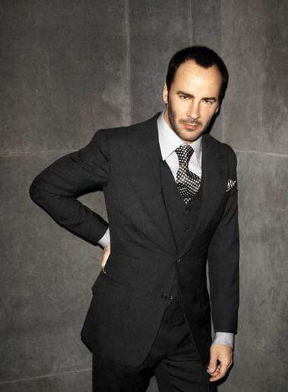 Tom Ford con uno de sus trajes, retratado por Terry Richardson.