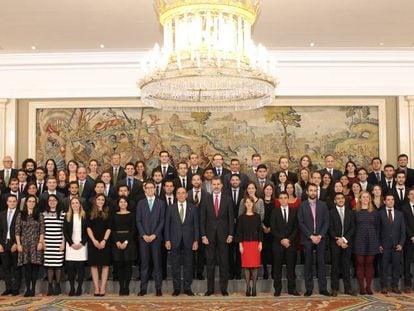 Imagen de la audiencia a los becados de Iberdrola con el rey Felipe VI y el presdidente de la compa&ntilde;&iacute;a, Ignacio S&aacute;nchez Gal&aacute;n. 