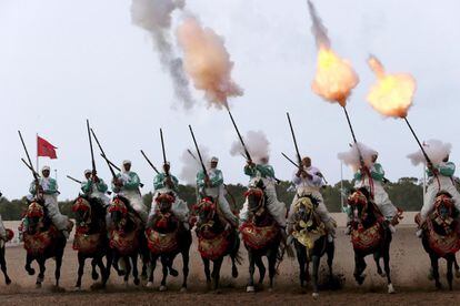 Caballeros tradicionales marroquíes disparan en un espectáculo ecuestre del Festival de Tbourida, una competencia entre las tribus marroquíes, en Al-Jadidah (Marruecos).