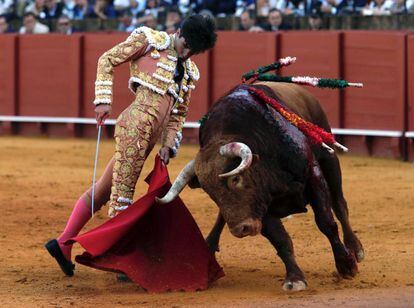 Álvaro Lorenzo, este martes, durante la faena al primer toro de su lote en la Maestranza de Sevilla.