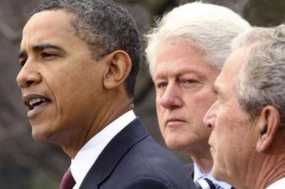 Barack Obama (izquierda) junto a los ex presidentes Bill Clinton y George W. Bush, ayer en la Casa Blanca.
