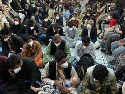 Afganos evacuados, en el interior de los aviones del Ejército del Aire, dentro del operativo entre Dubái y Kabul.