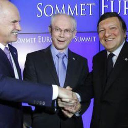 El primer ministro griego, George Papandreu, da la mano al presidente del Consejo Europeo, Herman Van Rompuy y al presidente de la Comisión Europea, Jose Manuel Barroso