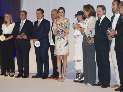 La Reina, con los premiados.