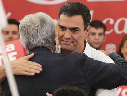Pedro S&aacute;nchez y Felipe Gonz&aacute;lez se abrazan en un acto del PSOE en Villaverde.