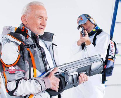 El astronauta Buzz Aldrin y David Ben-David, fundador de Sprayground, firma con la que ha diseñado la colección de accesorios Misión a Marte.