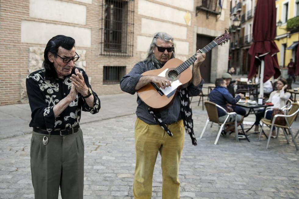 Manuel Gálvez (izquierda) y su hijo Amalio, cantando en una terraza del centro de Madrid.