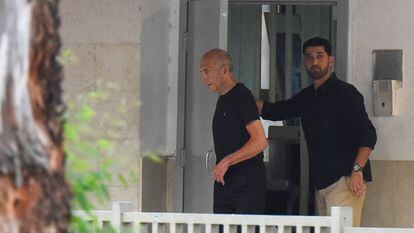 El ex pirmer ministro israelí Ehud Olmert sale de la cárcel de, Maasiyahu, cerca de Tel Aviv.