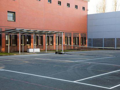 Pista de tenis de un centro penitenciario reservada a los procesados por la Corte Penal Internacional en La Haya (Países Bajos). 