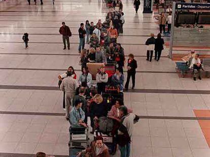 Cola de pasajeros en el aeropuerto de Ezeiza, en una imagen de archivo.