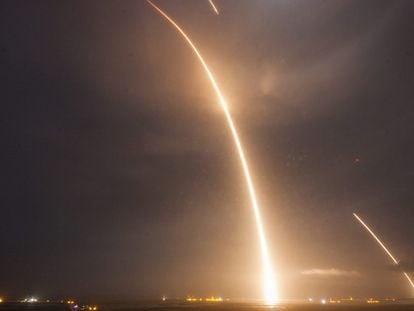 Space X logra por primera vez aterrizar un cohete reutilizable