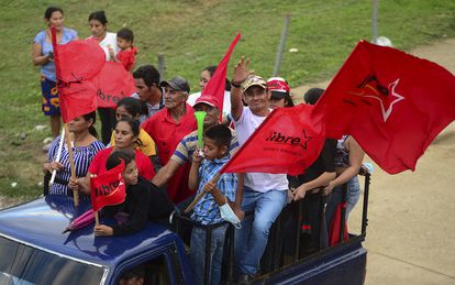 Partidarios de la candidata presidencial, Xiomara Castro, asisten un mitin en La Azacualpa, Honduras.
