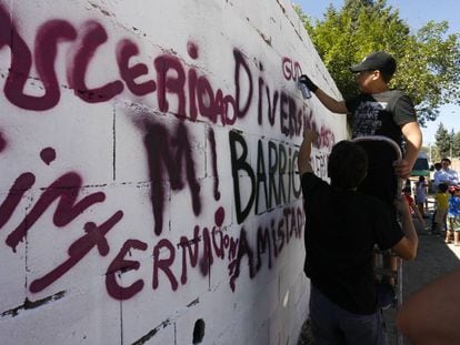 Un grupo de j&oacute;venes crea un grafiti en el Sector 6 de la Ca&ntilde;ada Real, dentro del programa de actividades de su escuela de verano