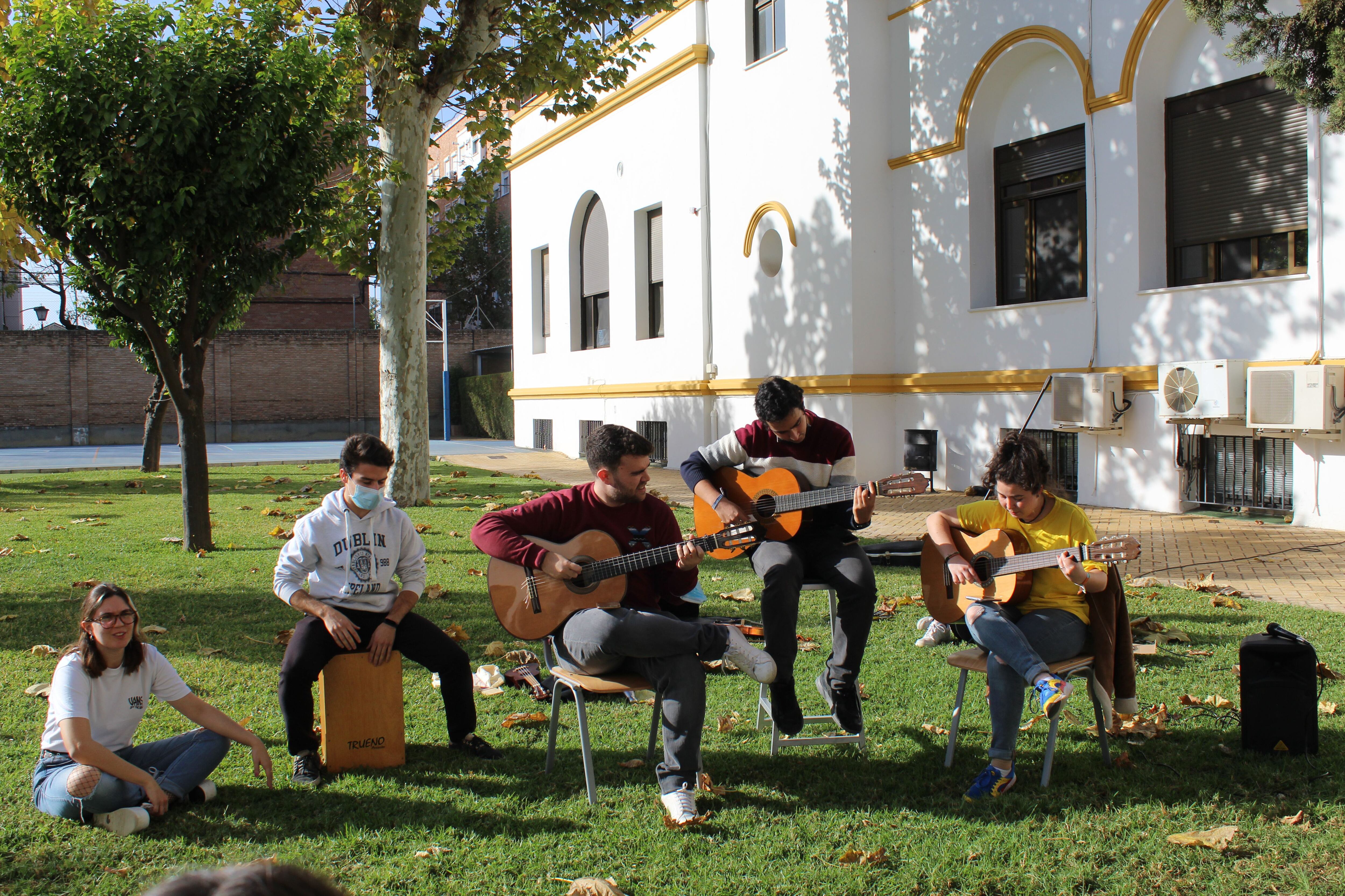 Estudiantes del Colegio Mayor Hernando de Colón, en Sevilla, participan en un taller de música.