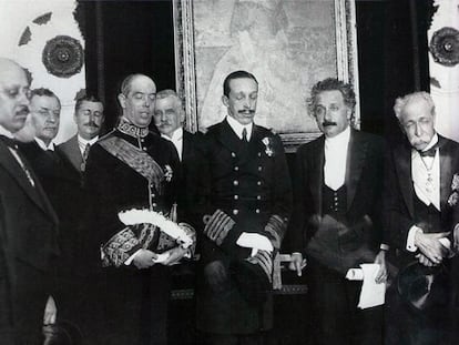 En el centro, el rey Alfonso XIII, con los ojos cerrados, y Albert Einstein.