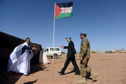 El secretario general de la ONU, Ban Ki-moon (centro) saluda a Ahmed Boukhari (L), representante del Frente Polisario ante Naciones Unidas, el s&aacute;bado en el campo de Bir-Lahlou, en el S&aacute;hara Occidental.
