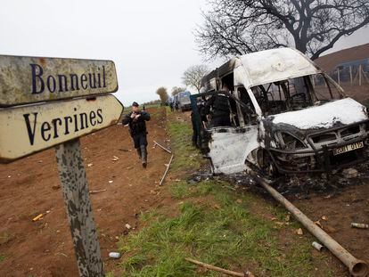Furgoneta quemada de la policía francesa el sábado en los campos de Sainte Soline, donde se han enfrentado la policía y los ecologistas.