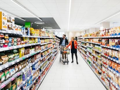 Una pareja comprando en un supermercado.