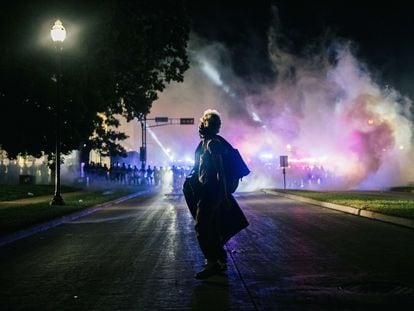 Un manifestante, con un escudo improvisado, durante las protestas en Kenosha (Wisconsin), el 25 de agosto.