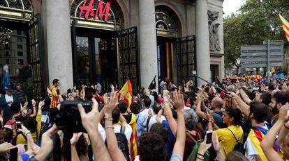 Manifestantes ante una tienda H&amp;M en Barcelona en el &quot;paro de pa&iacute;s&quot; del 3 de octubre.