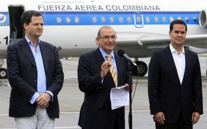 Sergio Jaramillo, Humberto de la Calle y Frank Pearl en el aeropuerto militar de Bogot&aacute; antes de partir a La Habana.
