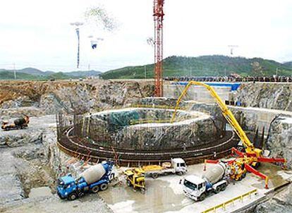 Trabajos de construcción en un reactor de agua ligera en Kumho. Corea del Norte.