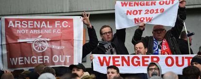 Aficionados del Arsenal piden la destitución de Wenger en el partido contra el Brighton.