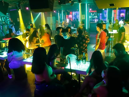 La discoteca Bachata de Barcelona en la primera noche que se permite reabrir a los clubs nocturnos.