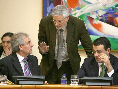 El presidente de la comisión, Luis Toxo, conversa con diputados del PP Roberto Castro (izquierda) y Alejandro Gómez.