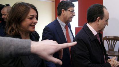 Los exconsejeros Elena Cort&eacute;s, Diego Valderas y Rafael Rodr&iacute;guez, en la sede de IU.