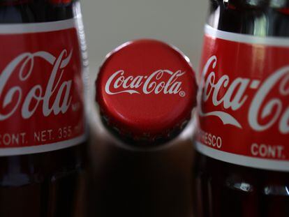 Varias botellas de Coca-Cola.