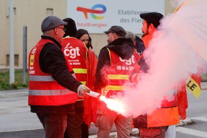 Sindicalitas protestando con una bengala frente a la antigua refinería de petróleo en Mardyck, cerca de Dunkerque (Francia). REUTERS/Pascal Rossignol
