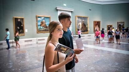 Unos jóvenes visitan el Museo del Prado de Madrid, el pasado 10 de agosto.