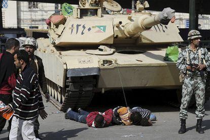 Soldados egipcios mantienen atados a un tanque a tres supuestos saqueadores en El Cairo.