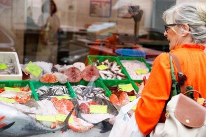 Una pescadería de Bilbao muestra sus productos con los precios.