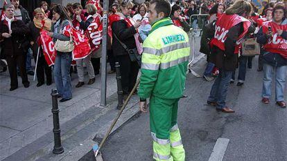 Manifestación ayer de trabajadoras de limpieza.