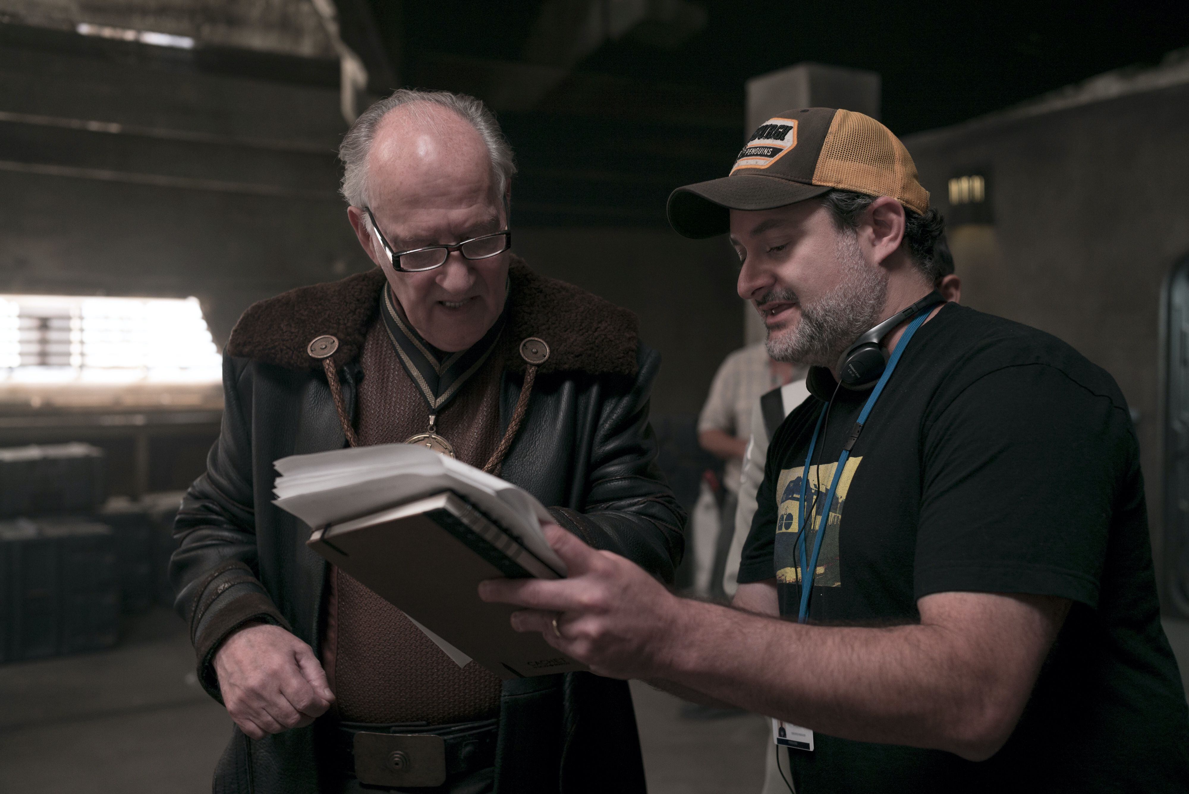 El actor y cineasta Werner Herzog y el director Dave Filoni en el rodaje de 'The Mandalorian'.
