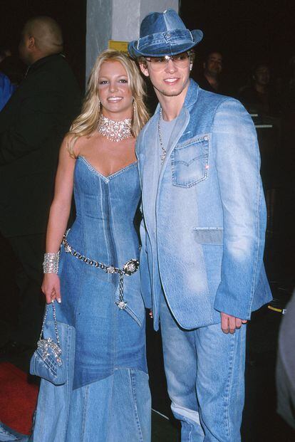 Britney Spears y Justin Timberlake. Si hay una referencia ineludible en lo que a conjuntar estilismos en pareja se refiere, esa es la aparición de los que fueran 'novios de Ámerica' en los American Music Awards de 2001. El look conjuntado en clave denim se ha convertido en uno de los más icónicos de principios de siglo y a día de hoy sigue generando titulares. El propio Timberlake defendió el estilismo en una entrevista hace unos meses argumentando que hoy día "podrías petarlo llevando algo así". A juzgar por el boom de parejas conjuntadas del que estamos siendo testigos, razón no le falta.