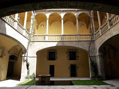 Patio del Palau del Lloctinent, antigua sede del Archivo de la Corona de Aragón que se ha rehabilitado en los últimos tres años.