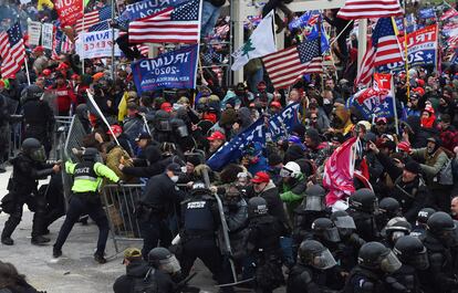 Seguidores de Trump forcejean con personal de seguridad a las afueras del Capitolio, el pasado 6 de enero.