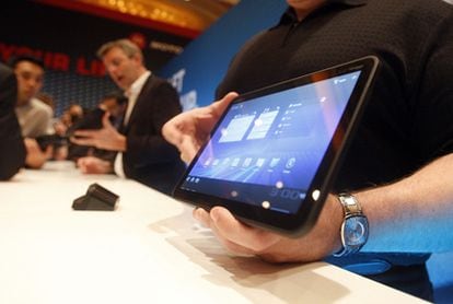 La tableta Motorola Xoom, presentada en la última feria CES de Las Vegas. Cuenta con procesador de doble núcleo,  carga los contenidos en Flash y tiene microUSB para volcar directamente los contenidos de otros aparatos.