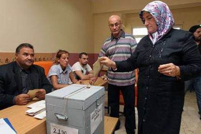 Una mujer deposita su papeleta en un colegio electoral de Estambul