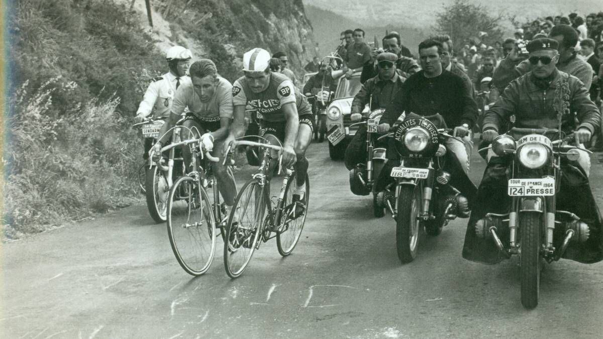 Jacques Anquetil y Raymond Poulidor ascienden el Puy de Dôme a empujones en el Tour de Francia de 1964.