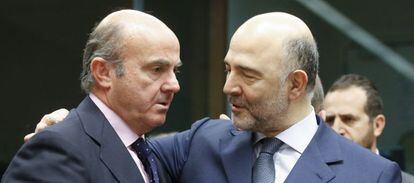 El ministro de Econom&iacute;a en funciones, Luis de Guindos, y el comisario europeo de Asuntos Econ&oacute;micos, Pierre Moscovici.
