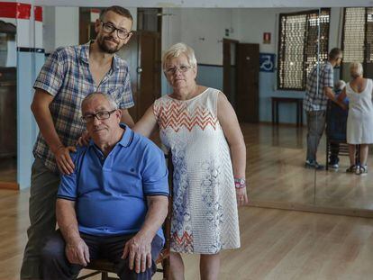 Vicente Arlandis Recuerda, de pie, autor de &#039;Sumario 3/94&#039;, con su padre y su madre en Valencia.